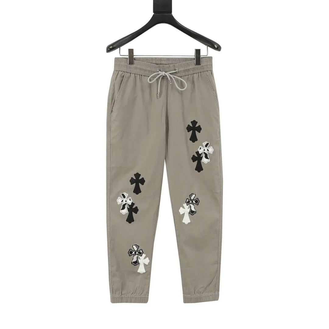 🅿️390 CH/Croxin trousers with pressed leather cross patch embroidery on both sides. The fabric is made of custom woven composite fabric. It is dyed to order and then treated with wool. It is silky and super soft compared to the original version. The fabric texture has clear and obvious strands and great drape. The workmanship is exquisite and meets the foreign trade export standards. The leather cross is embroidered with Sanskrit on both sides of the front. It is fashionable and individual. It is super versatile and good-looking. It is a must-have for fashionable men and women. It is unparalleled in terms of upper body comfort. size：XS-L